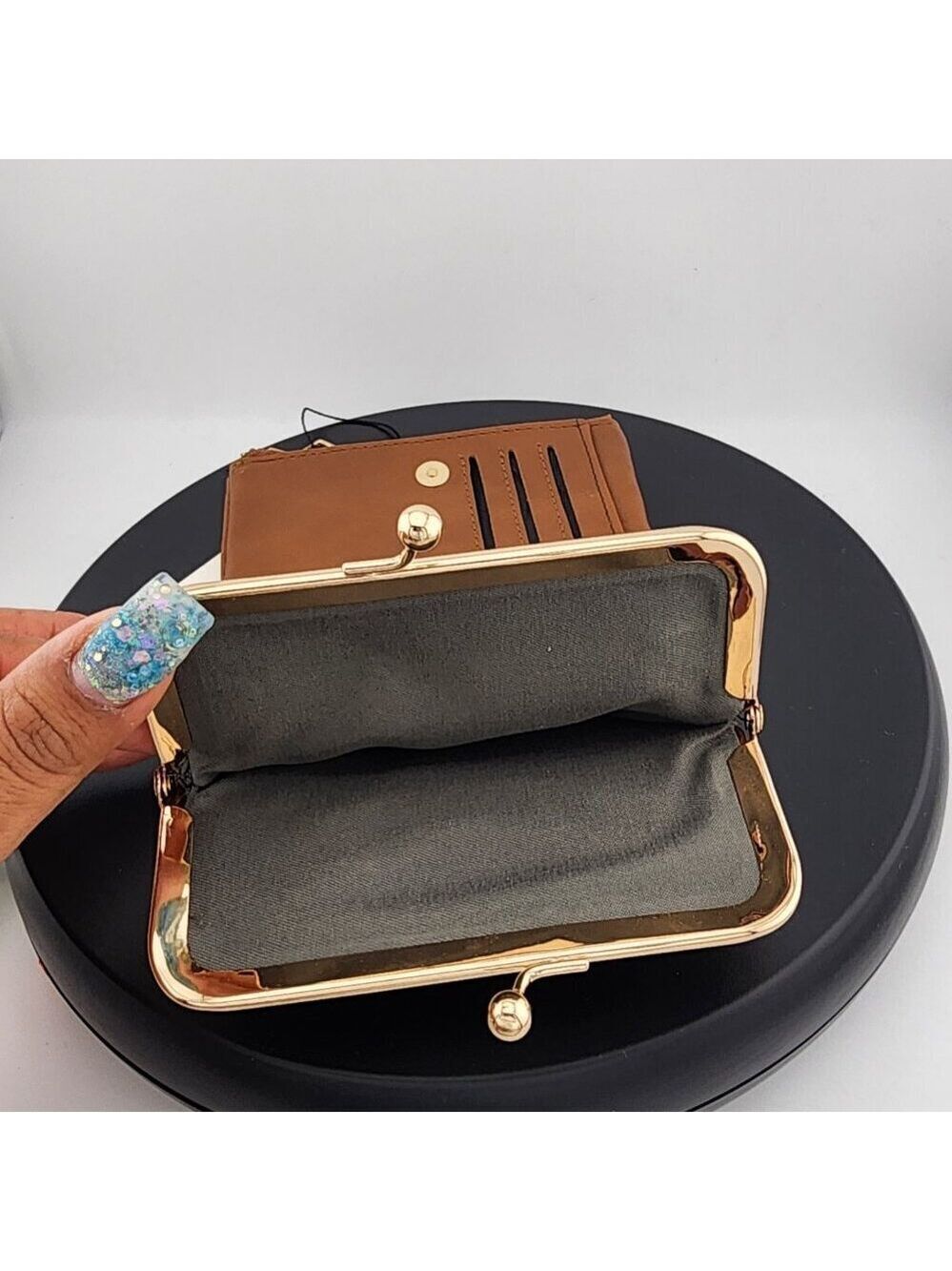 Brown Wallet – Minimalist Design for Everyday Use - Picture 6 of 7